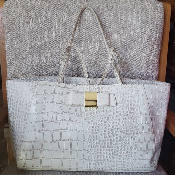 Ivanka Trump Handbags - Ivanka Trump white repitle print tote bag